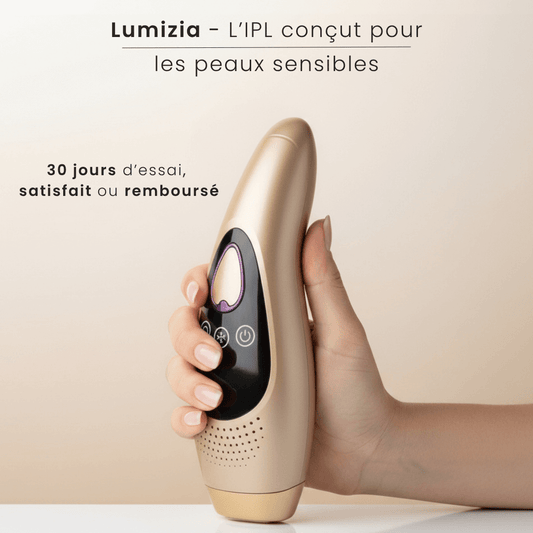 Épilateur à lumière pulsée Lumizia conçu pour les peaux sensibles, tenu en main, avec design ergonomique et finition dorée.